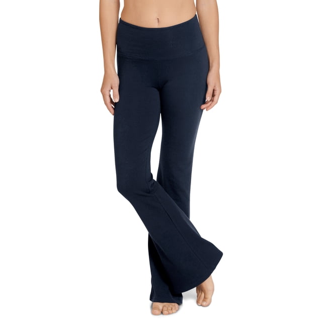 Jockey Pantalon de Yoga Évasé Ajusté en Coton Extensible pour Femme, Couleur Unie Foncée, avec Coupe Ajustée avec Entrejambe de 30 Pouces et Jambe Évasée. Fabriqué en Mélange Respirant Coton-Spandex, Idéal pour le Yoga Ou les Tenues Décontractées. Parfait pour les Passionnées de Pantalons Athlétiques pour Femmes. le Modèle Est Montré Portant le Pantalon Pieds Nus sur un Fond Blanc.