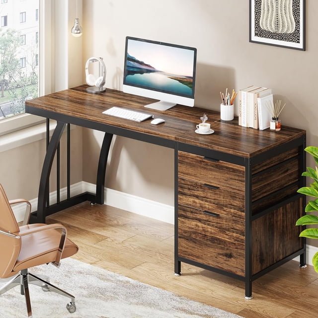 Tribesigns Bureau d'Ordinateur de 59 Pouces avec 3 Tiroirs, Comprenant un Plateau en Bois Brun et un Cadre en Métal Noir. le Bureau Comprend un Classeur Réversible avec Trois Tiroirs pour le Rangement et des Patins de Pieds Ajustables pour la Stabilité. Il Est Présenté dans un Décor de Bureau à Domicile avec un Ordinateur, des Livres et des Articles de Déco sur le Bureau.