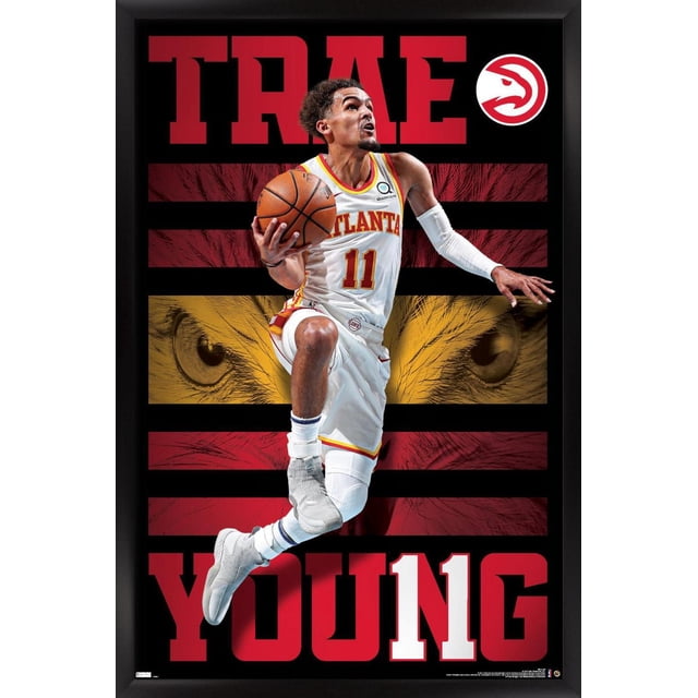 NBA Atlanta Hawks - Trae Young 20 Affiche Murale, 22,375 Po x 34 Po Encadrée Montrant Trae Young en Blanc, Chandail Atlanta Hawks Numéro 11 Sauteur avec basketball. l'Arrière-plan Présente des Rayures Rouges et Noires avec des Yeux de Faucon Jaunes et un Texte Rouge Audacieux Trae Young plus logo des Faucons. Idéale pour la Déco de Chambre à Thème Sportif.