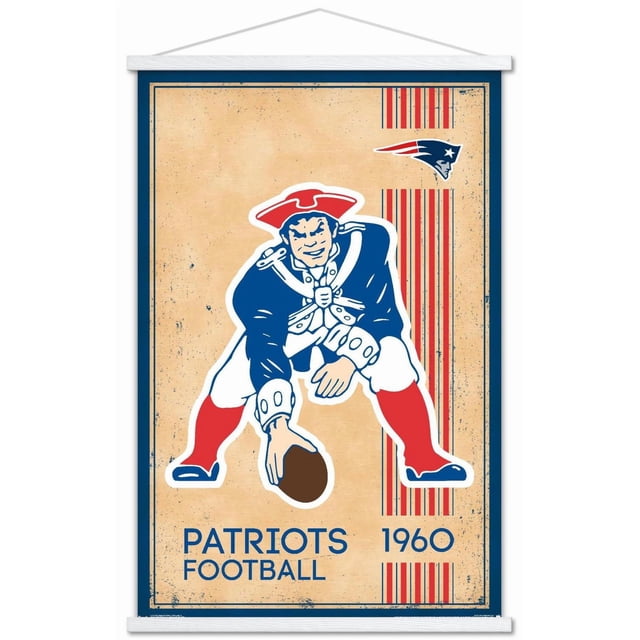NFL New England Patriots - Affiche Murale Rétro Logo 14, 14,725 Pouces x 22,375 Pouces Encadrée Montrant un Joueur de football vintage en Uniforme colonial avec Chapeau tricorne Rouge, Manteau Bleu, Pantalon Blanc et Bottes Rouges Tenant un Ballon de football sur un Fond Texturé beige avec des Rayures Rouges et Bleues et le Logo des Patriots, avec Texte « Patriots football 1960 ». Cette Affiche Encadrée Légère Est Facile à Accrocher et Idéale pour la Décoration Murale de Chambre, Bureau Ou Dortoir