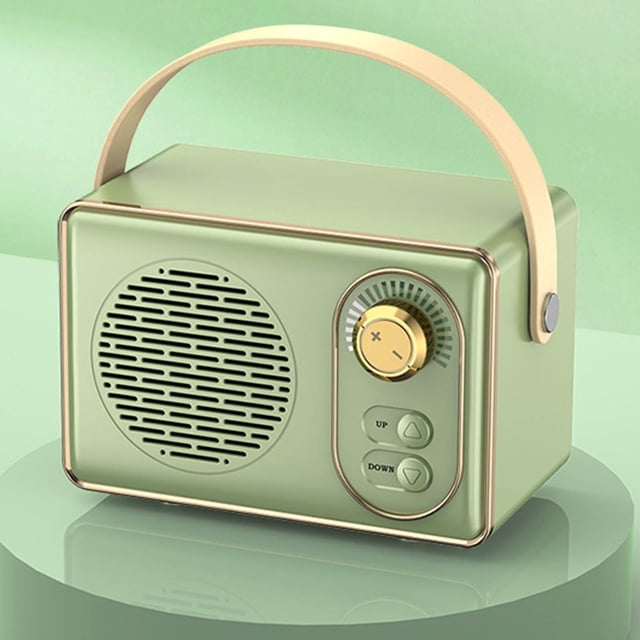 TIMIFIS Bluetooth Haut-Parleurs Sans Fil Rétro Haut-Parleur Bluetooth Doté d'Un design compact et portable avec un Corps en Plastique Vert, une Poignée en Cuir et des accents Dorés. le Haut-Parleur Comprend une grille Orientée vers l'Avant, un Bouton de volume Doré et des Boutons pour la navigation. Idéal pour une Utilisation Intérieure et Extérieure, le camping Ou les Réglages de Bureau. Équipé de Bluetooth 5.0, de Multiples modes de Lecture et d'Une Batterie au lithium Intégrée pour jusqu'à 6 Heures de Lecture.