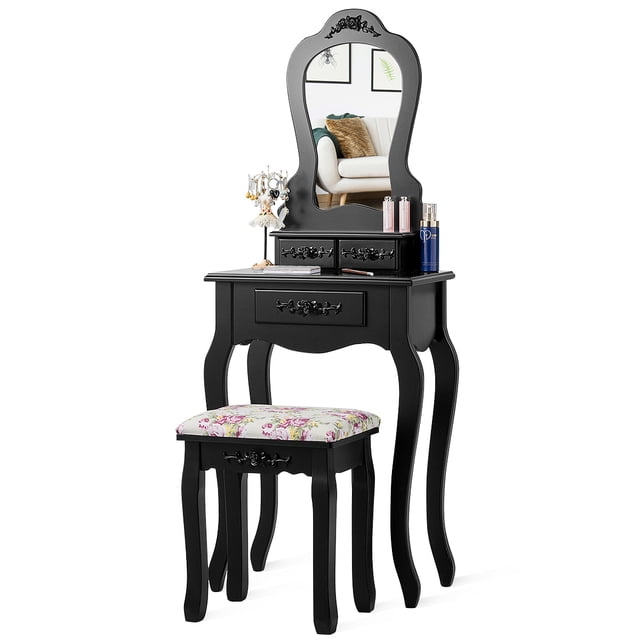 Patiojoy Coiffeuse Miroir Table de Maquillage Style Simple Coiffeuse avec Banc Coussiné en Noir. Cet Ensemble de Coiffeuse Présente une Finition Soignée, Trois Tiroirs Spacieux pour Cosmétiques et Outils, et un Tabouret Rembourré Confortable à Motif Floral. Fait de MDF et de Bois de Pin pour la Durabilité. Comprend un Miroir Décoratif aux Détails Élégants, Parfait pour les Meubles de Chambre et les Besoins de Coiffeuse.