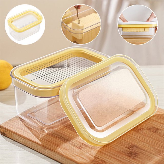 Kcavykas Coupe-Beurre en Plastique, Grand Contenant Hermétique pour Beurre avec Couvercle transparent à Bord Jaune, Conçu pour le Rangement au Frigo. l'Image Montre le Contenant sur une surface en Bois, avec un Filet de Coupe Intégré pour un Tranchage Précis du Beurre. des Encarts Supplémentaires Affichent le Beurre en Cours de Tranchage et de Rangement, Mettant en Valeur Son Usage Multifonctionnel et Son design compact.