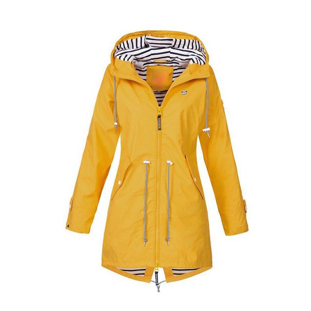 Veste Douce pour Femme Imperméable Manteau de Pluie Randonnée Plein Air Escalade Sports en Jaune, Taille M. un Imperméable avec une Fermeture Éclair Complète à l'Avant, Cordons de Serrage Ajustables à la Taille, et Doublure Intérieure Rayée. Fabriqué en Tissu Imperméable et Respirant avec Molleton Intérieur pour la Chaleur. Idéal pour les Activités de Plein Air comme la Randonnée, le camping, le Vélo et les Tenues Décontractées. Comprend une Capuche et Se Range dans un Sac de Transport.
