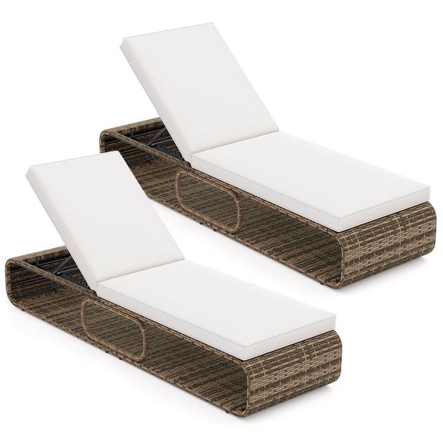 Costway Lot de 2 Chaises Longues d'Extérieur avec Dossier Réglable, Coussin et Rangement. Deux Chaises Longues en Rotin PE Brun Mélangé avec Coussins Blanc Cassé, Dotées d'Un Dossier Réglable à 7 Niveaux pour s'Incliner Ou Bronzer et de Compartiments de Rangement sous l'Assise. Idéales pour le Bord de la Piscine, la Cour Arrière Ou le patio, Ces Chaises Offrent Durabilité, Confort et Stabilité avec un Cadre Métallique Robuste et des Patins de Pieds Ajustables.