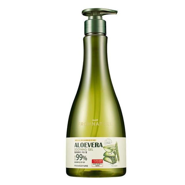 From Nature Gel Apaisant à l'Aloe Vera 99 % en Bouteille à Pompe Verte Translucide avec silhouette Courbée et Étiquette Blanche Montrant des images d'Aloe Vera et des Détails du Produit, un Gel Rafraîchissant Qui Hydrate et Apaise la Peau Sèche et Exposée au Soleil.