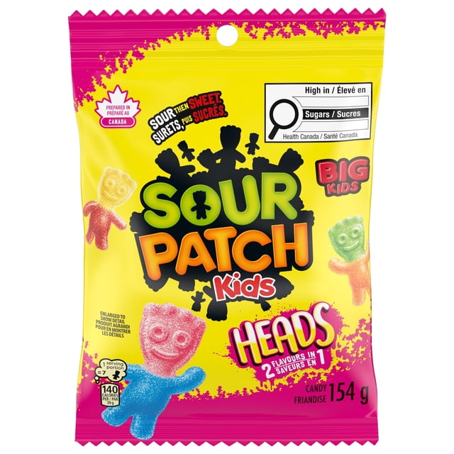 Sour Patch Kids Big Headz Sac de Bonbons Montrant des Bonbons Gélifiés Multicolores en Forme de Grosses Têtes avec Deux Saveurs en une, Sûrs Puis Sucrés, texture Douce et Moelleuse, dans un Emballage Jaune et Rose de 154 g Préparé au Canada.