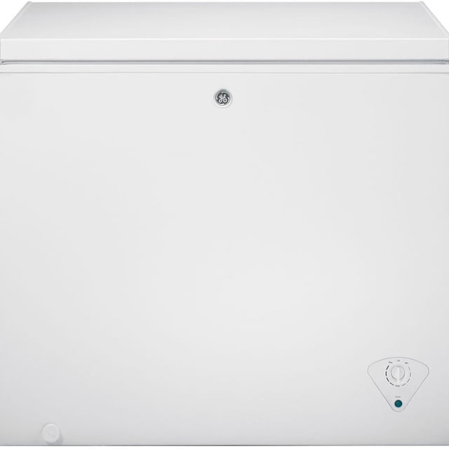 GE® Congélateur Coffre à Dégivrage Manuel de 7,0 Pi3 en Blanc, Modèle FCM7STWW. Ce Congélateur Coffre Présente une Spacieuse Capacité de 7,0 Pied Cube, un Système de Dégivrage Manuel et un Cadran de Contrôle de Température Monté à l'Avant pour des Réglages Faciles. l'Extérieur Blanc Élégant Comprend le logo GE sur le Couvercle et un design compact Convenant à un Usage Domestique Ou commercial.