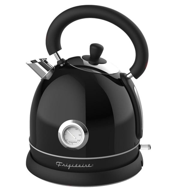 Frigidaire Bouilloire Électrique Rétro en Acier Inoxydable de 1,8 Litre Noire avec Corps en Dôme, Jauge de Température Intégrée pour une Infusion Précise, Poignée en silicone Courbée, Bec en Acier Inoxydable Poli, Filtre Anti-Tartre Amovible et base Rotative à 360 Degrés, Idéale pour une Préparation de Thé et de Café Écoénergétique.
