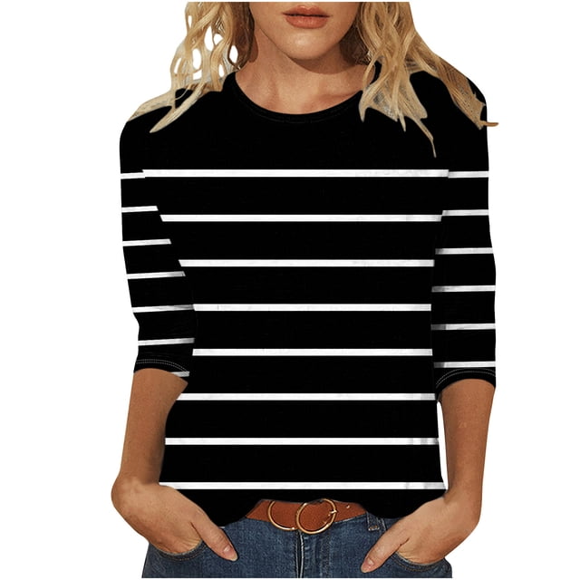 Chemisiers pour Femmes T-shirt Imprimé à Manches 3/4 Mi-Longues, Col Rond et design Décontracté. Ce Chemisier Noir Présente des Rayures Blanches Horizontales et Est Fabriqué en Tissu polyester Léger. Idéal pour les occasions Décontractées, le Port Quotidien Ou les Sorties de Printemps et d'Hiver. une option Stylée pour les Hauts pour Femmes.