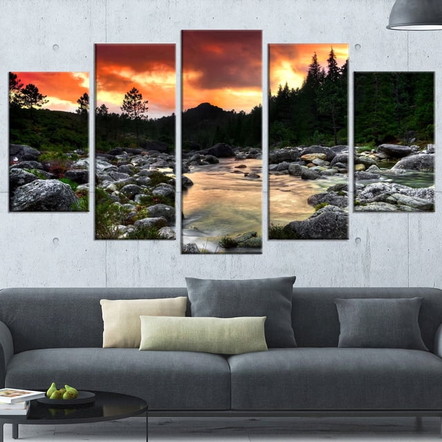 Design Art Rivière de Montagne Rocheuse au Coucher du Soleil Grand Format Art Mural Paysage Mettant en Vedette une Impression sur Toile de Coton à Cinq Panneaux d'Une Rivière Rocheuse Traversant une Forêt de Pins et un terrain de Montagne sous un Ciel de Coucher du Soleil orange, Prêt à Accrocher avec Quincaillerie Incluse, Convient pour Ajouter une ambiance Naturelle aux Murs de la Maison Ou du Bureau.