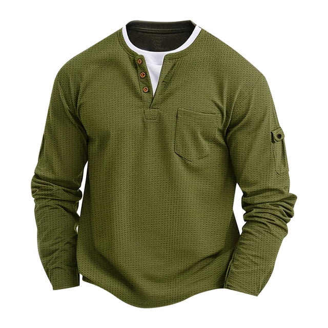 Chandail à Enfiler pour Homme en Vert olive avec texture en Tricot Gaufré, Encolure à Quart de Bouton, Poche Poitrine et Manches Longues. Idéal pour une Tenue Décontractée, Superpositions d'Automne Ou Activités de Plein Air.