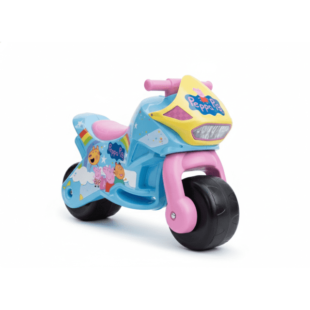 Peppa Pig Vélo pour Tout-Petit à Propulsion par les Pieds, Conception Stable à Larges Roues, Vélo pour Tout-Petit à Propulsion par les Pieds à Profil Bas Orienté vers l'Avant en Bleu et Rose avec Larges Roues en Plastique, Siège Profilé Bas, Guidon Court et Graphiques de Personnages Peppa Pig sur le Cadre et le Panneau avant, Cadre en Plastique Moulé Léger et Plateforme Texturée à Propulsion par les Pieds Montrés sur un Fond Blanc; Souvent Utilisé comme Véhicule compact à Chevaucher pour de Courts Jeux Intérieurs.