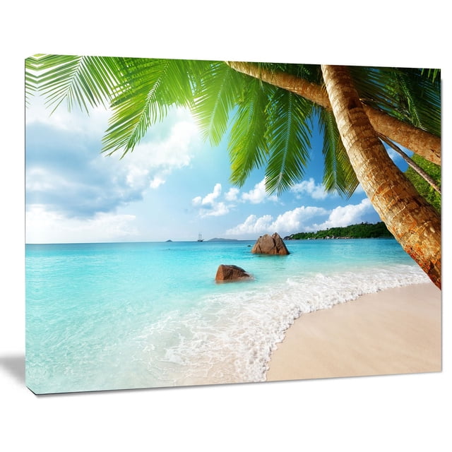 Design Art Praslin Île Seychelles Plage Bord de Mer Photo Toile Art Impression Montrant une Galerie Toile Enveloppée avec Vagues d'Océan turquoise Se Lavant sur un Rivage Sablonneux, Troncs de Palmier et Frondes Arqués au Premier Plan Droit, Îlots Rocheux Lointains sous un Ciel Partiellement Nuageux, Prêt à Accrocher Art Mural Convenant à la Déco de la Maison Ou du Bureau.