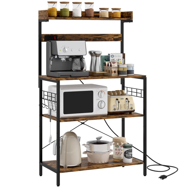 HOMCOM Étagère de Cuisine pour Boulanger avec Prise de Courant, Tablettes Ajustables et Crochets. Cette Étagère de Rangement de Cuisine Brun Rustique et Noir Présente Plusieurs Tablettes en Panneau de Particules, Incluant une Tablette Ajustable, et un Cadre en Acier avec Barres en X pour la Stabilité. Elle Comprend Deux Prises de Courant Intégrées pour Appareils, Cinq Crochets en S pour Suspendre des Ustensiles, et des Pieds Ajustables pour une Stabilité Accrue. l'Étagère Est Montrée Tenant une Cafetière, un Micro-Ondes, un Grille-Pain et Divers Articles de Cuisine, Démontrant Sa Polyvalence et Son Pot