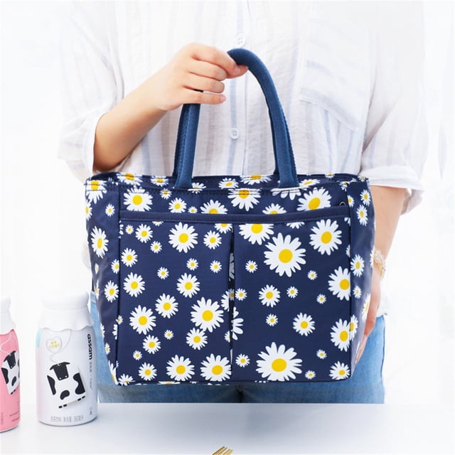 Meitianfacai Single-Shoulder Lunch Bag Large-Capacity Outdoor Picnic Bag Fresh-Keep Ice Pack. A navy blue lunch bag with a daisy floral design, featuring dual handles and two front pockets for extra storage. The bag measures 9.45 x 5.5 x 7.87 inches (24 x 14 x 20 cm) and is insulated with EVA lining and 5 mm pearl foam to maintain food temperature. Ideal for work, school, picnics, and travel.