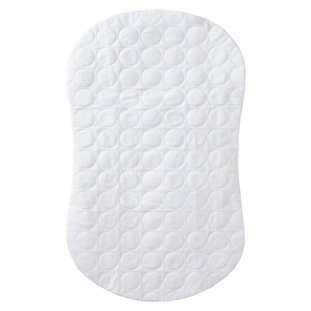 HALO® Housse de Surmatelas BASSINEST® Blanche en Forme de Sablier et Motif Circulaire Matelassé, Conçue avec un style Enveloppe pour un Ajustement Sécuritaire sur le Matelas HALO® BASSINEST®, Fabriquée en Trois Couches de 100 % polyester Qui Créent une Barrière Imperméable pour Protéger contre les Fuites et les Odeurs.