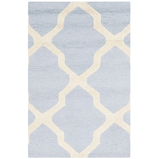 Safavieh Cambridge Tapis Géométrique Liam Présentant une texture de Laine Tuftée à la Main en Bleu Pâle avec un Motif de Treillis Géométrique Crème, Conçu pour une Utilisation d'Accent durable à la Maison Ou au Bureau, Convient Aussi pour Ajouter de la Chaleur et de la texture aux Planchers.