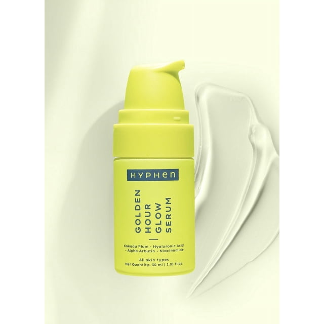 Hyphen Golden Hour Glow Sérum pour le Visage - 30 ml, un Sérum facial en Bouteille à Pompe Jaune Vif avec Texte de Marque Bleu. Formulé pour Tous les types de Peau, Il Présente de l'Extrait de Prune Kakadu, de l'Acide Hyaluronique, de la Niacinamide et d'Autres Ingrédients Riches en Antioxydants pour l'Hydratation, la Luminosité et la Réparation des Dommages. l'Arrière-plan Met en Valeur une Nuance de texture Lisse, Mettant en Valeur Sa Finition Non Collante et Rosée.