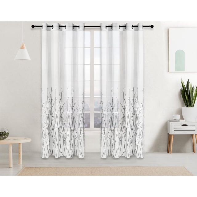 Safdie & Co. Panneau de Rideau en Voile Tissé avec Branches Brodées 84 L Gris Foncé Voilages avec Motifs de Branches Brodés Gris Foncé sur la Moitié Inférieure, Suspendus à une Tringle Noire avec Oeillets dans une Pièce Lumineuse. Ils Filtrent Doucement la Lumière Naturelle à Travers une Grande Fenêtre, Complétant un Décor Neutre avec un Meuble en Bois Clair et une Plante Serpent en Pot. Convient à l'Étagère Ou à une Utilisation Autoportante pour Rehausser les Habillages de Fenêtre.