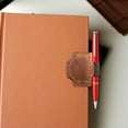 thumbnail image 3 of Marque-Page Magnétique Clip en Cuir avec Porte-Stylo Multifonction Matériau Marron Accessoire de Lecture en Cuir Pu Design Rétro Marron, 3 of 5
