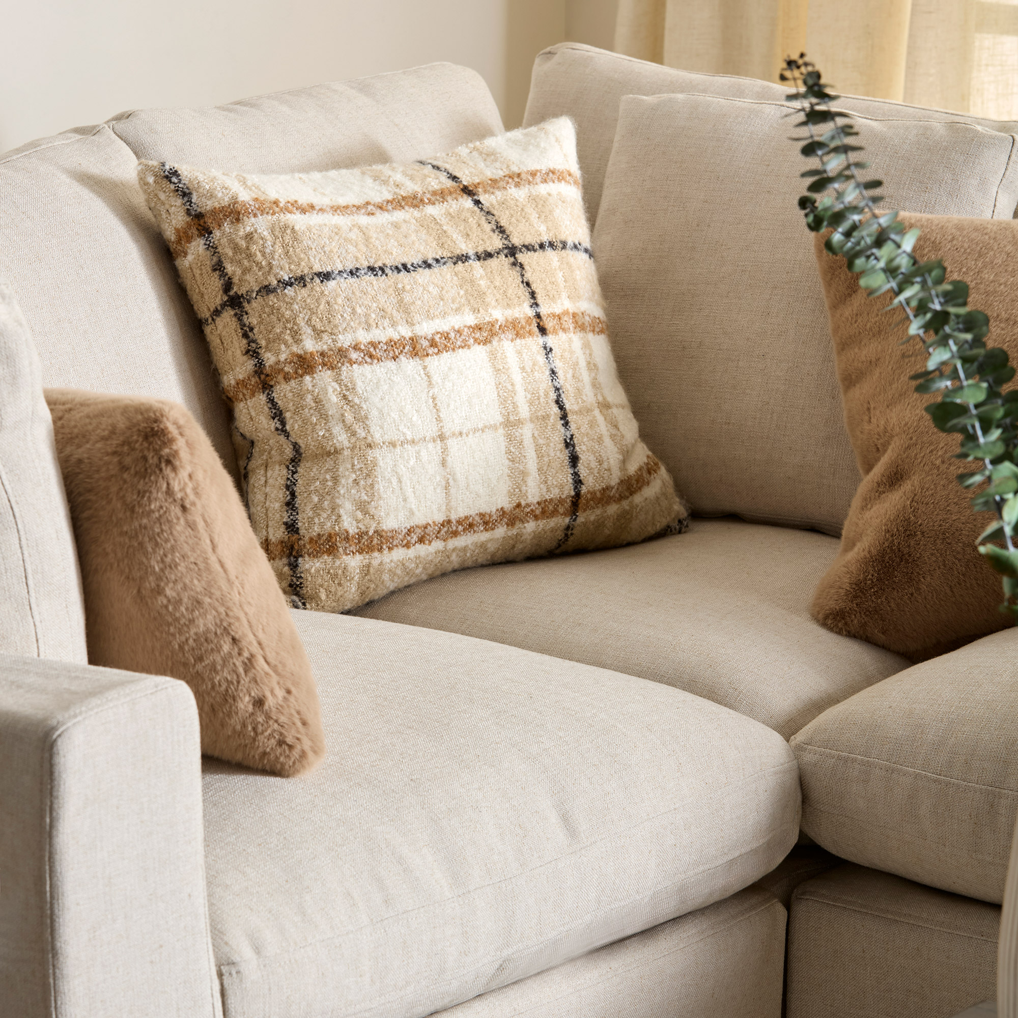 Coussin décoratif beige Bouclair Elsy 19x19 po
