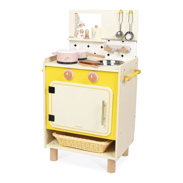Janod Mamie Soleil Ensemble de Jouets de Cuisine en Bois, une Cuisine de Jeu Jaune et Crème Conçue pour le Jeu Imaginatif. Présente des Détails Réalistes comme un Four avec des Boutons Rotatifs Sonores, un Évier avec des Boutons de Robinet et une Fenêtre Décorative. Comprend 11 Accessoires Tels Que des Casseroles, des Poêles, des Ustensiles et un Panier en Osier. Format Compact Mesurant 45 x 29,5 x 76 cm, Idéal pour les Enfants de 3 Ans et Plus. Fabriqué en Bois Certifié FSC, Parfait pour le Jeu Imaginatif en Cuisine.