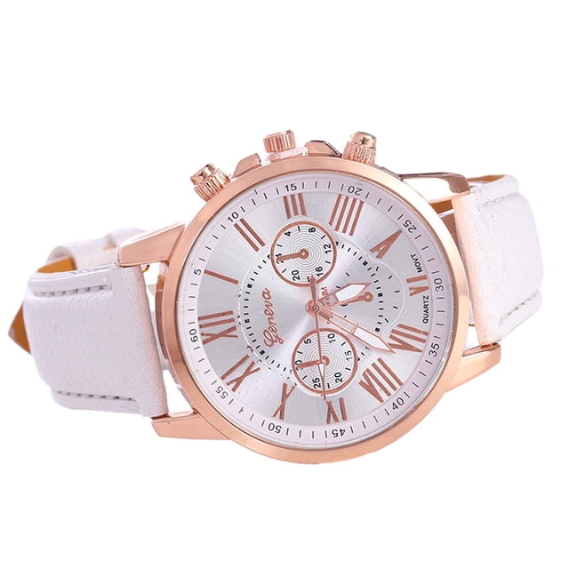 Montre à Quartz en Acier Inoxydable pour Femme avec Bracelet en Cuir, Montre à Aiguille Présentant un Diamètre de surface de 40 mm et une Épaisseur de Cadran de 8 mm. la Montre a un Bracelet en Cuir Blanc avec une Largeur de 20 mm et une Longueur de 24 cm, Assortie à un Boîtier en Acier Inoxydable Ton Or rose. le Cadran Met en Valeur des Marqueurs Chiffres Romains et Trois sous-Cadrans Décoratifs sous un Miroir en Verre Ordinaire. Conçue dans un style simple, Décontracté et Tendance, Elle Comprend une Fermeture à Boucle à Ardillon. Non Étanche et Emballée dans un Sac OPP