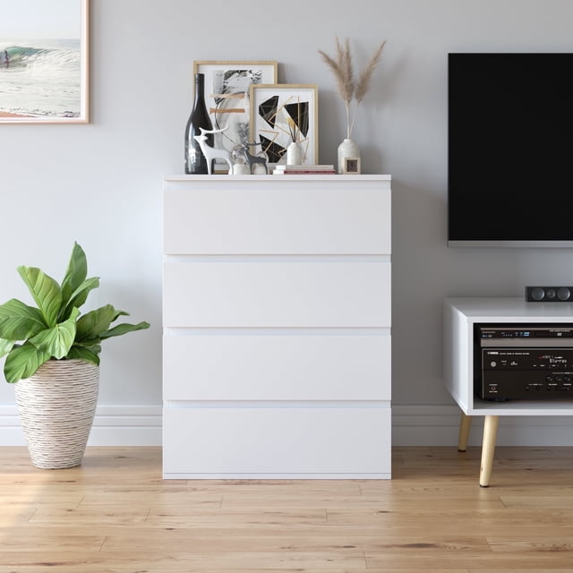Homfa Commode Blanche à 4 Tiroirs, Armoire de Rangement Moderne pour Chambres et Salons, au design Épuré et Sans Poignées avec Quatre Tiroirs Spacieux. la Commode Mesure 23,6 Pouces de Large, 15,7 Pouces de Profondeur et 31,5 Pouces de Hauteur, la Rendant Idéale pour les Petits Espaces Ou Appartements. la Finition en Bois Blanc Complète Divers styles de Déco pour la Maison, et la surface Supérieure Est Ornée d'Articles Décoratifs, Ajoutant de l'Élégance à la Pièce. la Commode Est Équipée de rails Métalliques Lisses pour un Fonctionnement Facile des Tiroirs