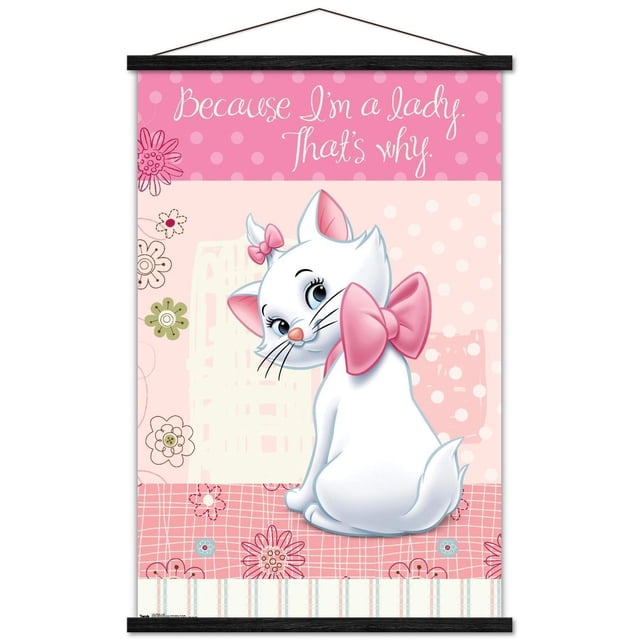 Disney les Aristochats - Marie - Je Suis une Dame Affiche Murale, 14,725 Pouces x 22,375 Pouces Mettant en Vedette une illustration Centrée de Marie, la Chatte Blanche aux Yeux Bleus, au Nez Rose, et Deux Nœuds Roses - un sur Sa Tête et un Plus Grand Autour de Son Cou - sur Fond à Pois Roses et Crème et Motif floral avec la phrase « Because I'm A Lady. That's why. » en cursive Blanche en Haut. Imprimée sur Papier d'Affiche Brillant