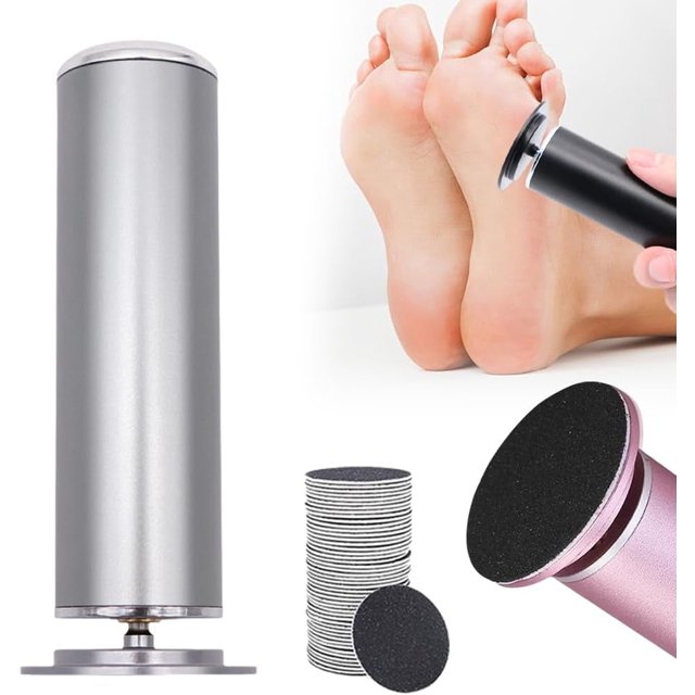 Dermave Éliminateur de Callus Électrique pour les Pieds en Rose, Conçu pour un Retrait des Callus et du Maïs Sans Douleur. Comprend un Corps Cylindrique compact avec une Tête de Ponçage Rotative à 360 Degrés et des Réglages de Vitesse Réglables. Comprend 60 Disques de Ponçage Remplaçables, Illustrés Empilés à Côté de l'Appareil pour un Usage Hygiénique. un Utilisateur Montre Sa Fonction Professionnelle de Soin des Pieds sur Leur Pied. Conception à Brancher Assure une Utilisation Durable.