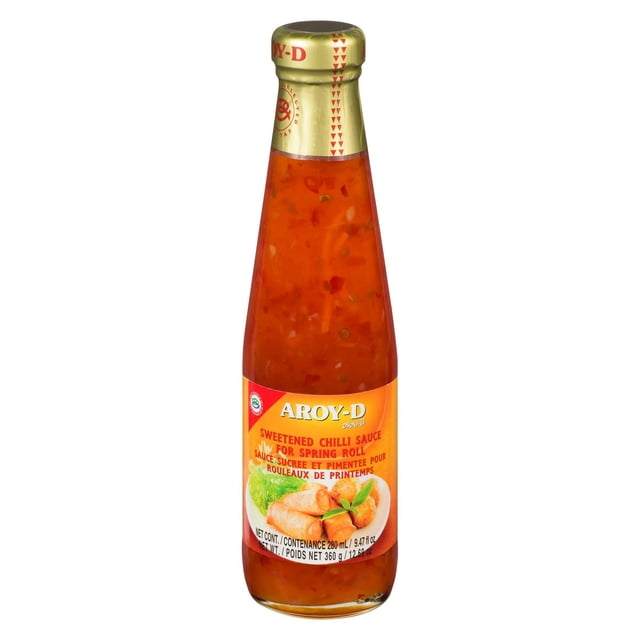 Aroy-D Sauce Chili Sucrée pour Rouleau de Printemps dans une Bouteille en Verre Transparent avec un Bouchon en Feuille d'Or, Contenant 280 ml de Sauce Orange-Rouge avec des Morceaux de Chili et d'Ail Visibles, Conçue comme Sauce de Trempette pour Rouleaux de Printemps et Souvent Utilisée comme Sauce pour Sauté.
