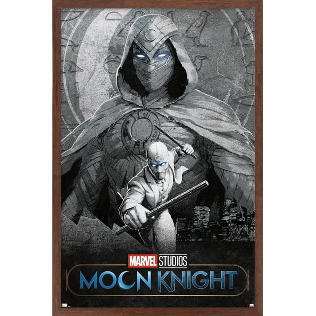 Marvel Moon Knight - Affiche Murale Teaser Représentant une Grande Figurine à Capuche avec des Yeux Lumineux et un Emblème de Lune en Croissant sur le Front, Portant une cape Texturée, Debout derrière une Figurine Plus Petite en Complet Tenant Deux Bâtons dans une pose Dynamique, sur Fond Gris avec des Symboles Hiéroglyphiques Anciens et une silhouette de skyline de Ville, Encadrée en Bois Foncé.