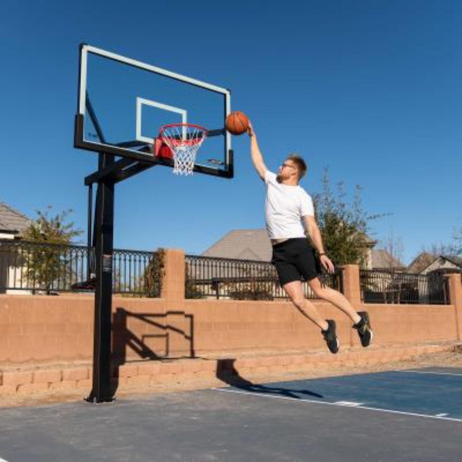 LIFETIME - Panier de basket Mammouth à boulonner, panneau en verre trempé 72 po