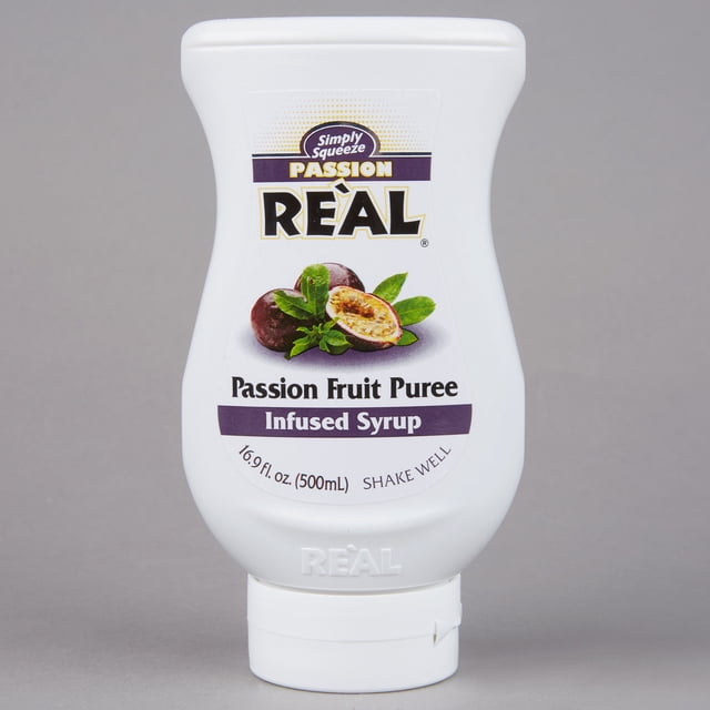 Real Sirop Infusé à la Purée de Fruit de la Passion de 16,9 fl oz dans une Bouteille Compressible Blanche au design Pratique pour une Distribution Facile. Fait avec 100 % de Sucre de Canne et de la Purée de Fruit de la Passion Violette Vietnamienne de Qualité Supérieure, Parfait pour Fabriquer des Boissons Tropicales, des Sirops de table et des cocktails à Gratter.