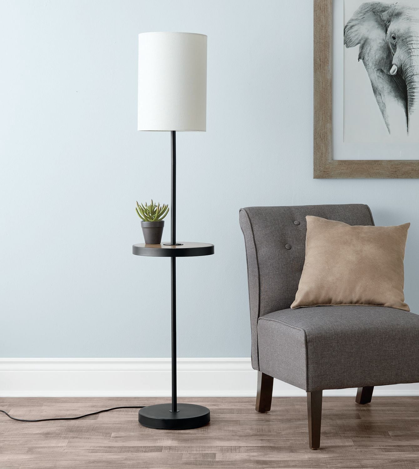 Lampadaire Mainstays de 62 po avec plateau en faux bois et pied noir mat