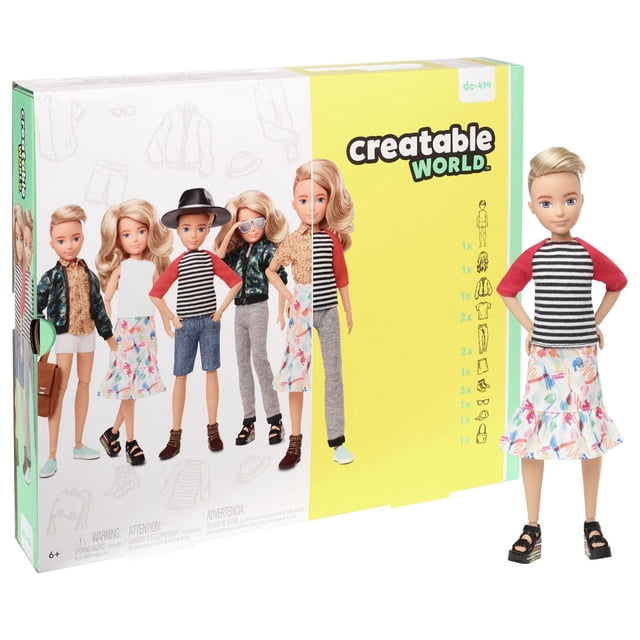 Creatable World Trousse de Personnages de Luxe Poupée Personnalisable aux Cheveux Blonds Ondulés Portant un Débardeur Rayé Noir et Blanc avec des Manches Rouges et une Jupe Florale, Assortie à des Sandales à Plateforme Noires, Exposée devant l'Emballage Montrant Plusieurs Poupées avec des Vêtements et Accessoires Interchangeables pour Divers Ensembles de Jeu de Maison de Poupée.