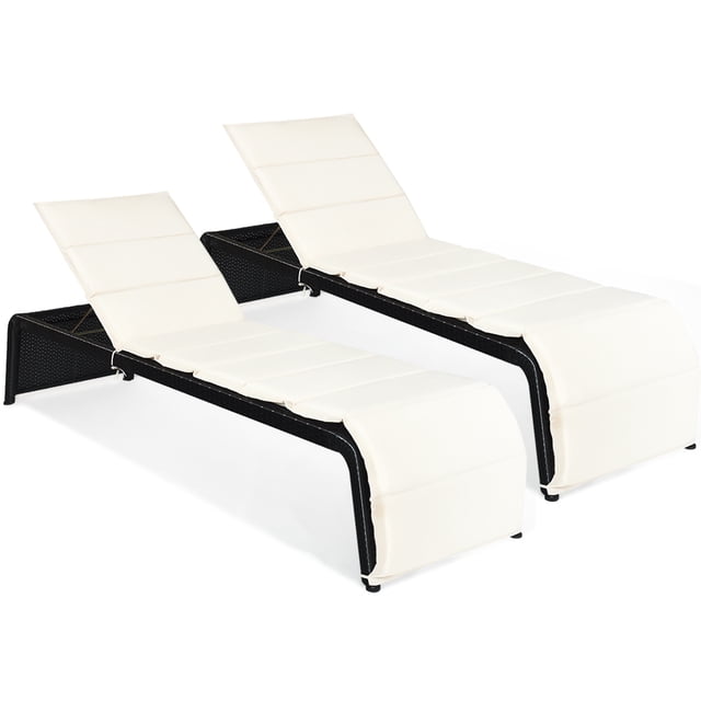 Costway Lot de 2 Chaises Longues de Patio en Rotin, Chaise Inclinable avec Dossiers Réglables, Coussins Amovibles Imperméables et Cadre Robuste en Rotin PE Noir et Acier. Conçues pour l'Extérieur, Ces Chaises Longues Sont Idéales pour patios, Bord de Piscine, Jardins Ou Terrasses, Offrant Confort et Durabilité.