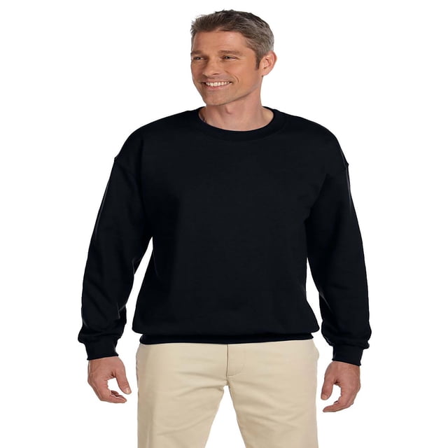 Hanes Chandail à Col Rond pour Hommes en Coton Ultra Épais, Style F260, en Noir. Ce Chandail pour Hommes Présente un design à Col Rond, des Manches Longues et des Poignets Côtelés pour un Ajustement Confortable. Style avec Pantalon beige, Il Est Idéal pour une Tenue Décontractée.