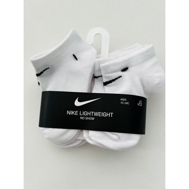 Nike Lot de 6 Chaussettes Invisibles Légères pour Enfants en Blanc, Taille 7C. les Chaussettes Sont Emballées avec une Bande Noire Mettant en Vedette le logo Nike et les Détails du Produit. Conçues pour les Garçons, Ces Chaussettes Invisibles Sont Légères et Offertes en Lot de six.