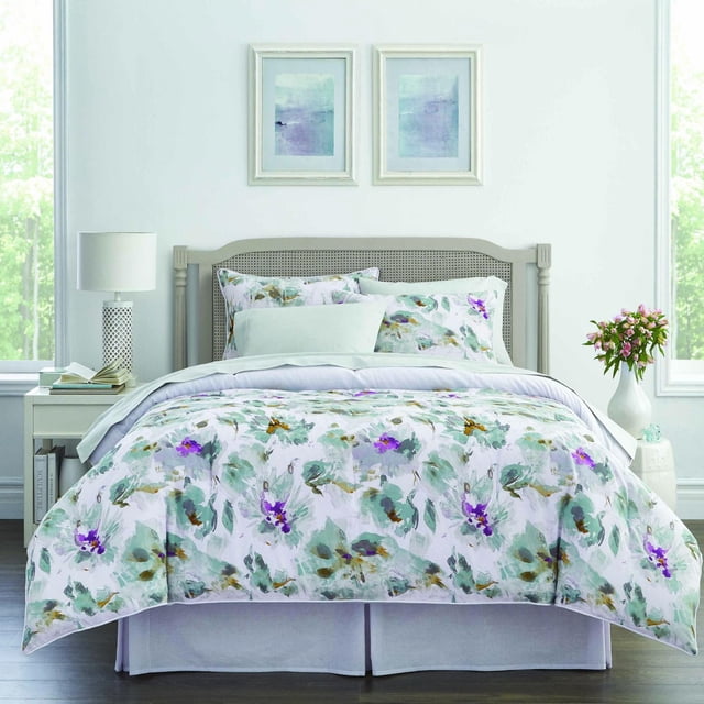 Springmaid Ensemble de Literie Botany avec Couette Florale 100 % Coton et Taies d'Oreiller dans les Tons Vert, Violet et Brun, Incluant des Draps Imprimés et une Jupe de Lit Blanche, Affiché sur une Tête de Lit en Canne beige dans une Chambre Éclatante avec une Lampe Blanche et des Fleurs Fraîches, Convient pour Rehausser le décor de la Chambre Principale.