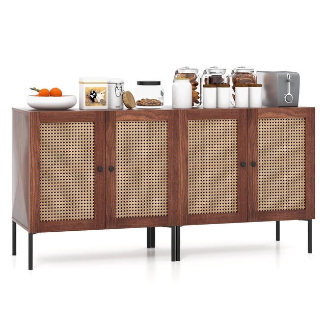 Giantex Buffet Bahut en Fini Noyer avec Portes Décorées de Rotin, Idéal pour le Rangement de Cuisine Ou comme table de Buffet. Comprend un Dessus Spacieux, un Rangement à Deux Portes avec une Tablette Réglable à 3 Niveaux, des Boutons Ronds en Métal et des Pieds en Métal Noirs Robustes. Montré dans un Décor de Cuisine avec des Pots, un Grille-Pain et des Articles de Déco sur le Dessus.