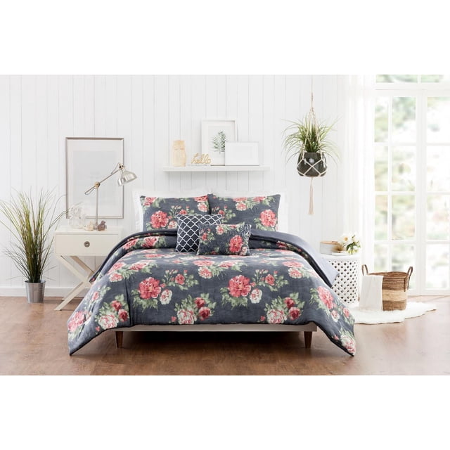 JS ALESSIA Ensemble de Douillette 5 Pcs K avec un Lit Très Grand-Size Habillé d'Une Douillette Grise avec des Motifs Floraux Rose, Jaune et Vert. Comprend Deux Couvre-Oreillers Assortis, un Oreiller à Carreaux Brodés et un Oreiller oblong Plissé Imprimé. la Chambre a des Murs à Panneaux Blancs, un Plancher de Bois, une Table de Nuit Blanche avec une Lampe Argentée, une Plante Suspendue et une Grande Fenêtre Offrant une Lumière Naturelle pour une ambiance Inspirée du Jardin.