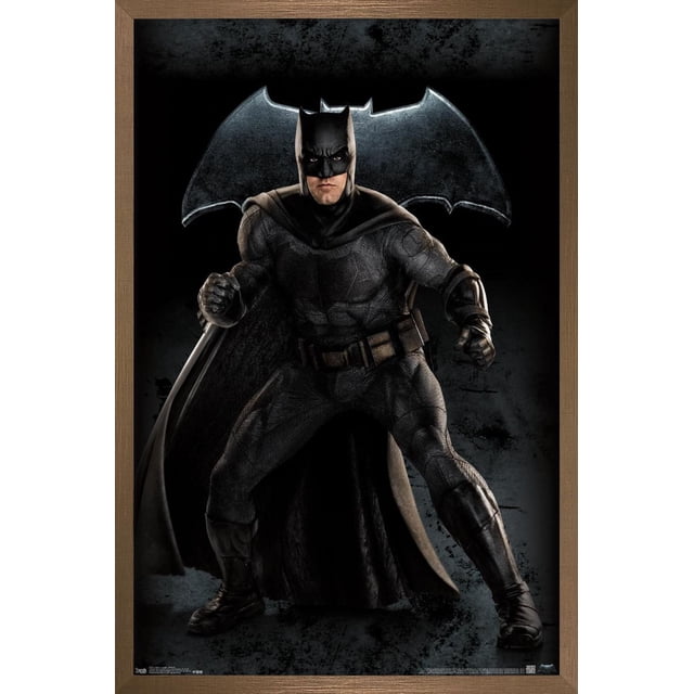 DC Comics Film - La Ligue des Justiciers - Affiche Murale Batman, 14,725 Pouces x 22,375 Pouces Encadrée, Représentant un Batman Pleine Longueur Orienté vers l'Avant dans une Combinaison Blindée à Texture Foncée avec cape et Poings Serrés, Debout devant un Grand Emblème de Chauve-Souris Lumineux sur Fond Noir, Encadré en Bois Brun Moyen. Idéal pour la Décoration Murale de Chambre Ou de Bureau.