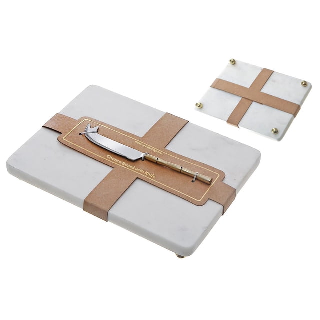 Planche à Fromage Rectangulaire en Marbre Blanc et Tartineur Présentant une Planche Rectangulaire en Marbre Blanc Lisse avec Bords Arrondis et Pieds en Laiton, Assortie à un Tartineur à Fromage en Acier Inoxydable avec une Poignée de Style Bambou, Enveloppée dans une Bande en Papier Brun, Convient pour Servir du Fromage, de la charcuterie et des hors-D'œuvre.