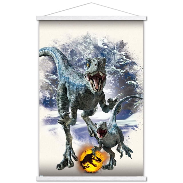 Monde Jurassique : Dominion - Affiche Murale Focale Bleue et Bêta, 14,725 Po x 22,375 Po Encadrée Montrant Deux Vélociraptors Bleus à Bouche Ouverte dans un Fond de Forêt Enneigée, un Adulte et un Juvénile, avec un logo Monde Jurassique orange Lumineux à Leurs Pieds, Idéale pour la Déco Murale et Facile à Accrocher avec un Accroche-Dents de Scie.