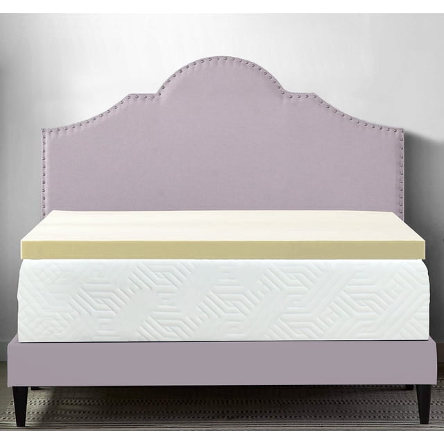 ViscoLogic Surmatelas Très Grand de 1 Pouce avec Mousse Mémoire Infusée de Gel Rafraîchissant, Montré sur un Lit avec une Tête de Lit Rembourrée Violet Pâle. le Surmatelas Mesure 79 Pouces de long, 75,5 Pouces de Large et 1 Pouce de Haut, Conçu pour Réduire la Pression sur les Articulations et les muscles Tout en Favorisant l'Alignement de la Colonne Vertébrale. le Surmatelas beige Est Certifié CertiPUR-US, s'Assurant Qu'il Est Sans Produits Chimiques Nocifs Ni Allergènes. Idéal pour Améliorer le Confort et Réguler la