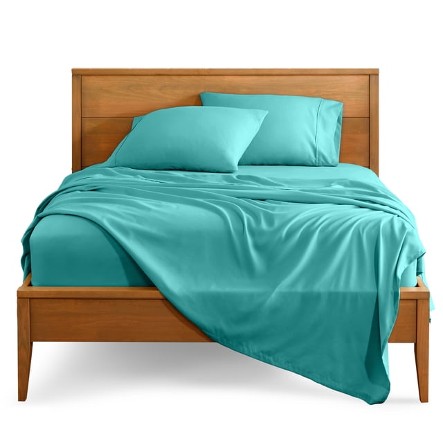 Bare Home Premium 1800 Collection Ensemble de Draps 4 Pcs Format Grand, Illustré en turquoise. l'Ensemble Comprend un Drap-Housse, un Drap Plat et Deux Taies d'Oreiller en Microfibre Ultra Douce avec un Nombre de Fils de 1800. le Drap-Housse Présente des Poches Profondes Qui Conviennent aux Matelas jusqu'à 15 Pouces. le Tissu Résistant aux Plis et Hypoallergénique Assure une Expérience de Sommeil Confortable et Sans Tracas. Affiché sur un Cadre de Lit en Bois dans un Cadre de Chambre Minimaliste.