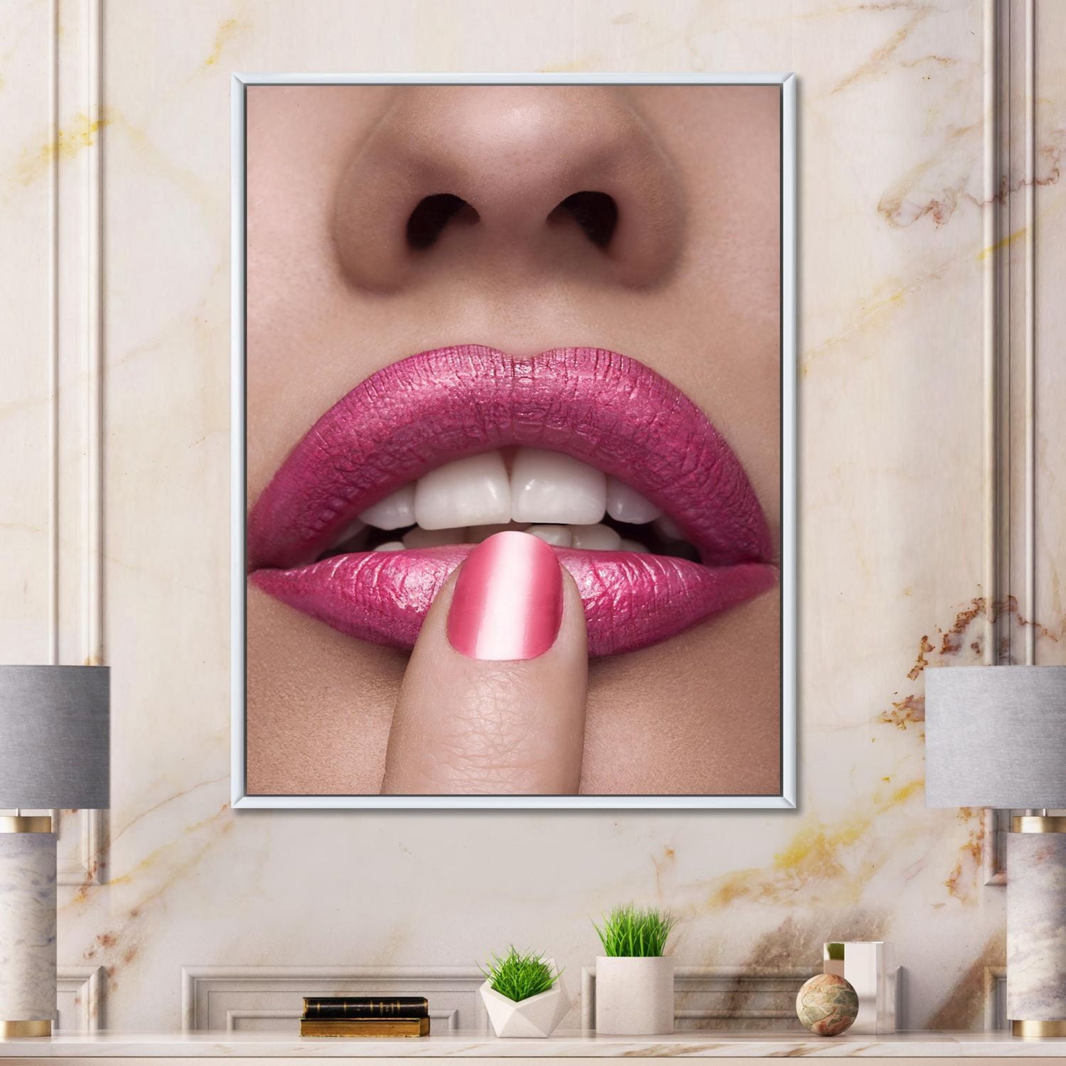 Designart Lèvres roses de femme avec le doigt sur la bouche ART MURAL À CADRE FLOTTÉ