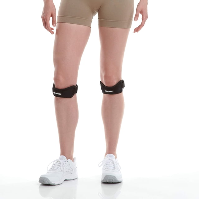 BODYPROX Sangle de Genou Montrée Portée sur les Deux Genoux d'Une Personne Debout, Offrant un Soutien Rotulien. les Sangles Sont Faites de Néoprène flexible et Conçues pour Réduire la Douleur au Genou et Stabiliser la Rotule Lors d'Activités comme le tennis, le soccer et les squats. Taille Unique Convient à la Plupart, s'Étirant jusqu'à 18 Pouces. Comprend Deux Sangles de Genou.
